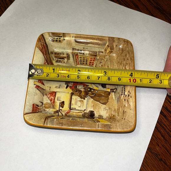 New Hall Hanley Staffordshire
Porcelain Trinket Dish Tony Weller
Pickwick Papers - Picture 10 of 10